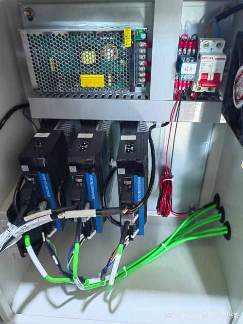 伺服電機自動停機什么原因，伺服電機自己動