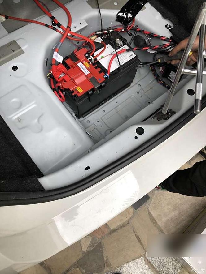 寶馬五系電瓶線在哪，寶馬5系電瓶電路板維修視頻