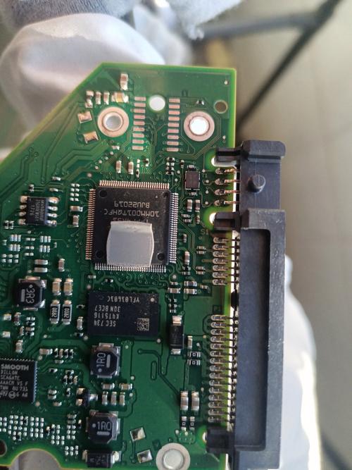 硬盤電路板壞了的表現(xiàn)，硬盤電路板互換后都不認(rèn)盤了